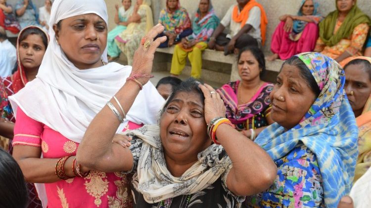 Matka przed sądem płakała za swoją córką z otwartymi rękoma, błagając o zmianę werdyktu. 