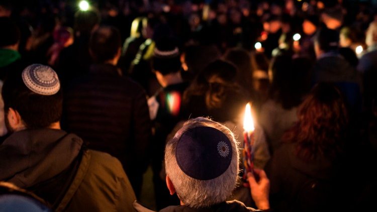 Veillée aux flambeaux hier soir à Pitssburg après la fusillade dans la synogague.