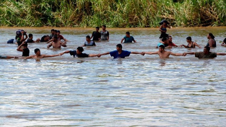 Migranten durchqueren am Montag den Grenzfluss zwischen Guatemala und Mexiko