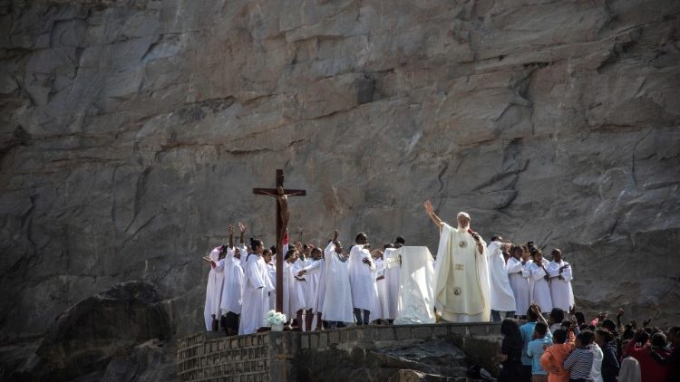 Missa celebrada pelo padre Pedro em pedreira de Akamasoa