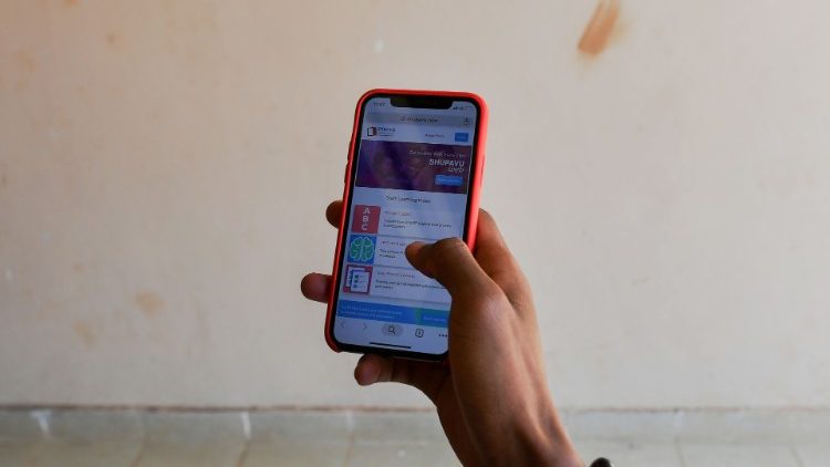 Redes sociais, dizem osbispos ganenses, devem ser usadas "de maneira positiva e da melhor maneira" e não para "alimentar o ódio e espalhar discursos violentos".