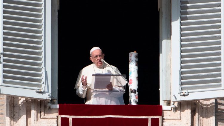 Папа падчас сустрэчы з вернікамі на малітве "Анёл Панскі"