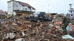 indonesia-disaster-tsunami-volcano-1545712728463.jpg