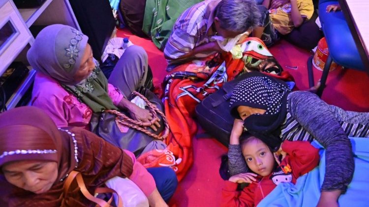 Indonezja: ciągle wzrasta liczba ofiar tsunami 