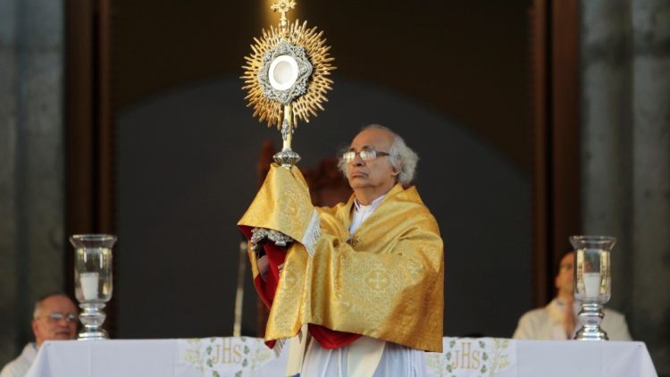Le cardinal Brenes lors de l'adoration du Saint-Sacrement proposée le 1er janvier 2019 à la cathédrale de Managua.