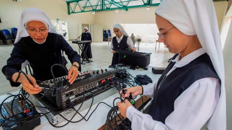 Większość młodych konsekrowanych, którzy złożyli swoje śluby zakonne w 2020 r. to osoby dobrze wykształcone.