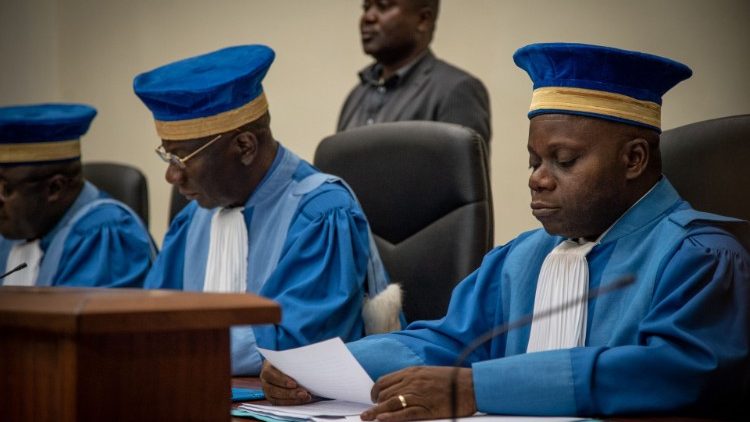 Die Verfassungsrichter bei der Verkündigung ihres Urteils