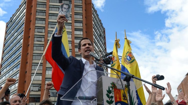 Guaido in piazza si autoproclama presidente 