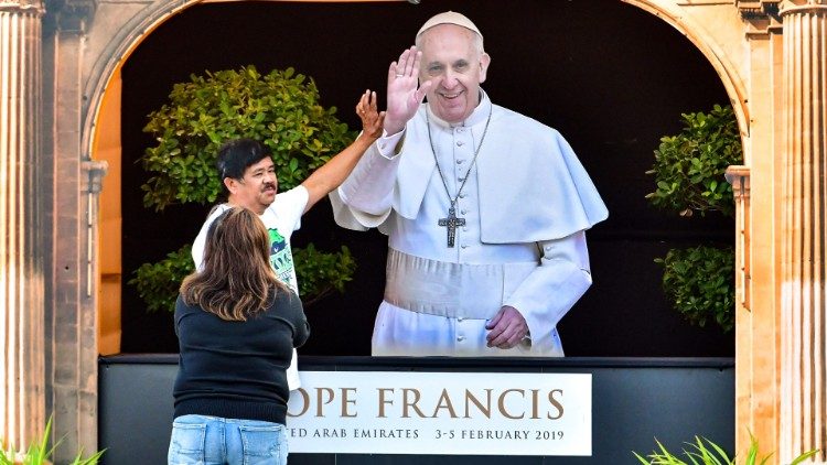 Fiéis e curiosos posando para fotos em frente à Igreja Católica de Santa Maria, em Dubai