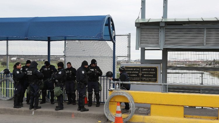 Grenzbeamte in Mexiko an einer Brücke über den Rio Grande