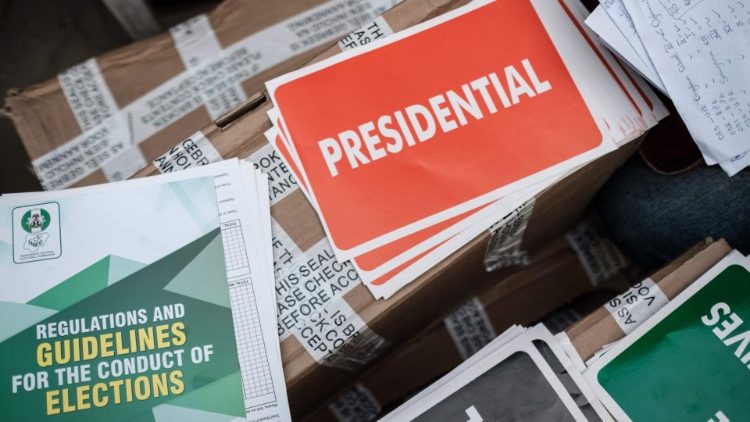 Materiale elettorale per le elezioni presidenziali del 23 febbraio