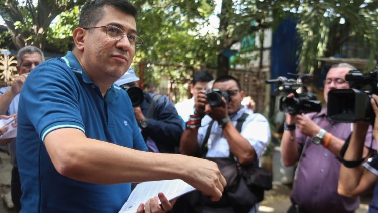 Der Generalsekretär der Bischofskonferenz, Victor Rivas, verteilt das Statement der Bischöfe an die Presse