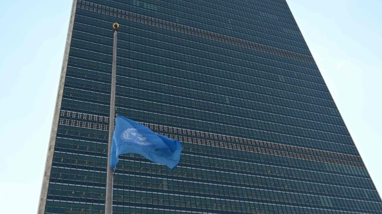 Bandiera dell'Onu a mezz'asta in segno di lutto per le vittime dell'incedente aereo in Etiopia