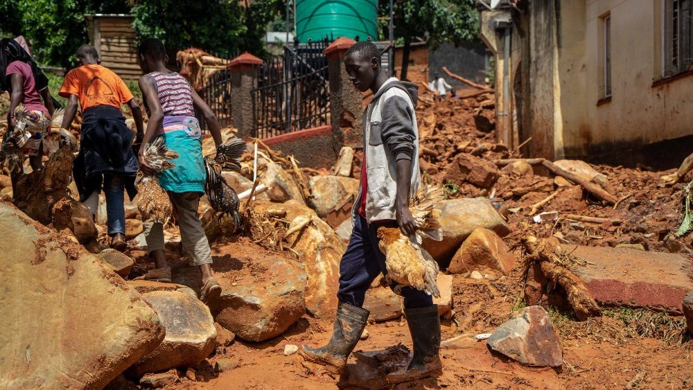 Si scava nel fango per trovare superstiti