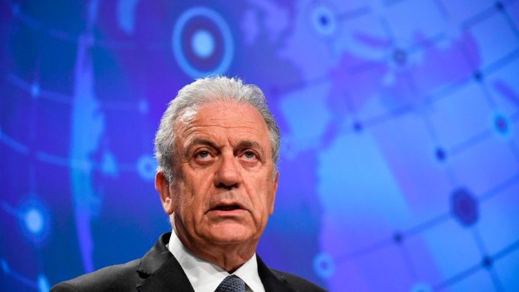 Dimitris Avramopoulos findet lobende Worte für das Engagement der EU