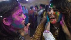pakistan-religion-hindu-holi-1553109539562.jpg