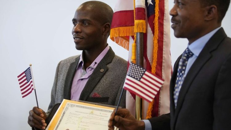 Zwei Einwanderer nach einer Einbürgerungszeremonie