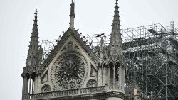 france-fire-notre-dame-1555397328111.jpg