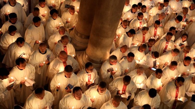 Cerimônia da Quinta-feira Santa na igreja do Santo Sepulcro em Jerusalém