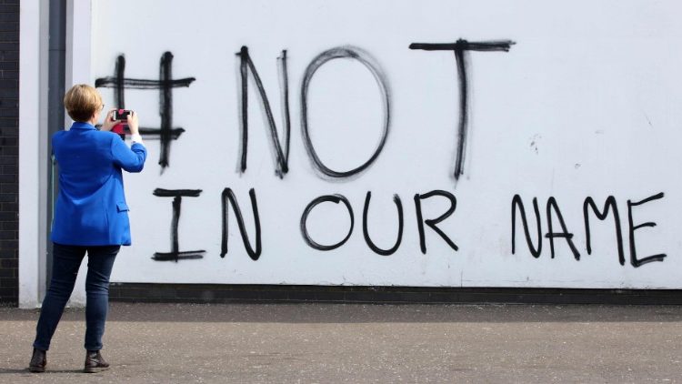 O bairro onde a jornalista foi morta é reduto de nacionalistas, que responderam a uma blitz da polícia lançando coquetéis molotov contra os policiais.