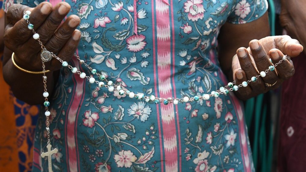 Fedeli in preghiera nella Giornata di lutto nazionale