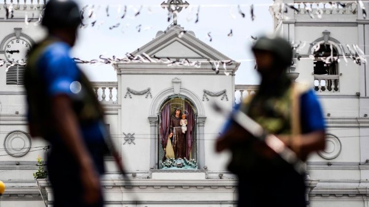 Policiais diante da Igreja de Santo Antônio, em Colombo, capital do Sri Lanka