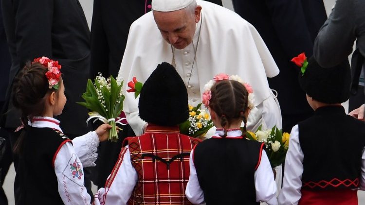 Папа Францішак у аэрапорце Сафіі