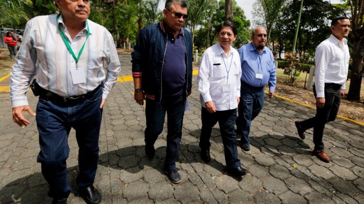 Teilnehmer am Nationalen Dialog kommen am INCAE-Institut in Managua für die Fortfühung der Gespräche an, 6. Mai 2019