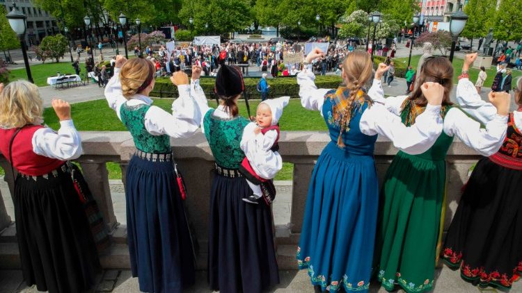 Norwegische Trachten