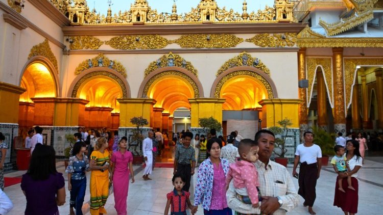 Feiern zu Buddhas Geburtstag letzte Woche vor einer Pagode in Mandalay