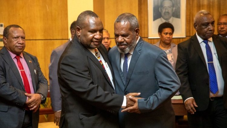 James Marape (à gauche), le nouveau premier ministre de Papaouasie, le 30 mai après sa prestation de serment. 