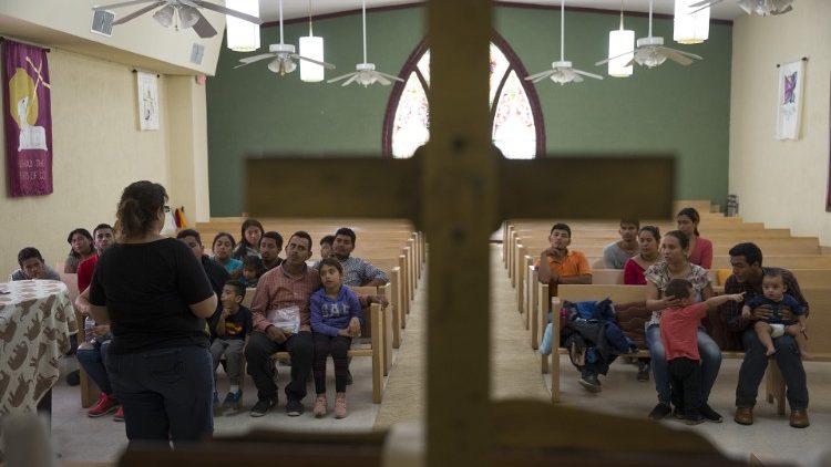 Migranti del Salvador in una chiesa al confine Messico-Stati Uniti