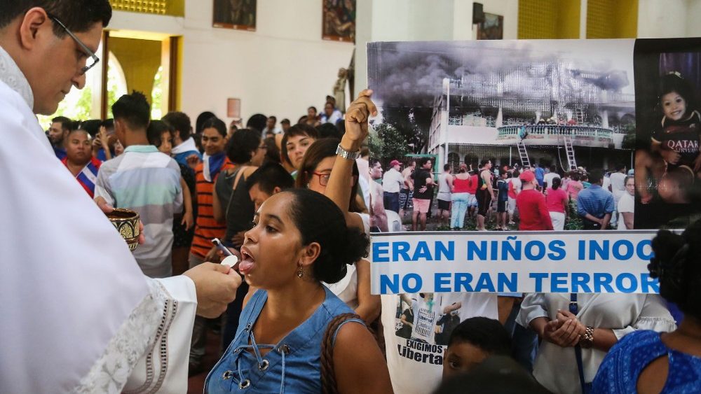 Il momento della comunione nel corso della Messa nella cattedrale di Managua