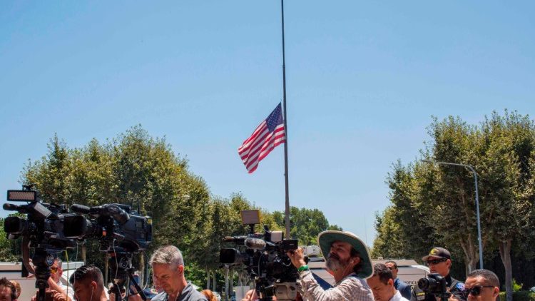 Un drapeau en berne en Californie après les tueries de Dayton et El Paso.