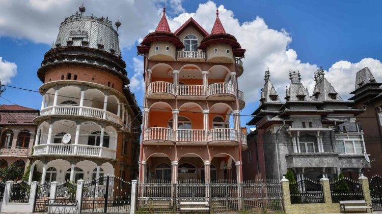 Gebäude im Ort Buzescu in Rumänien