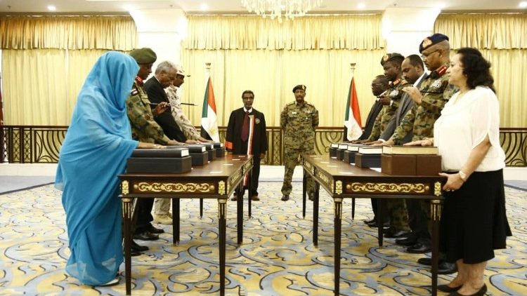 Il giuramento del Consiglio sovrano guidato dal generale Abdel Fattah al-Burhan