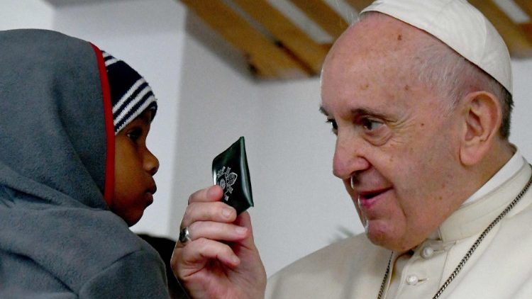 Criança moçambicana recebe Terço do Papa Francisco