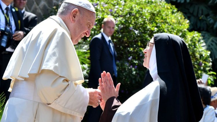 मडागास्कर में सन्त पापा फ्राँसिस के साथ एक धर्मबहन 07.09.2019