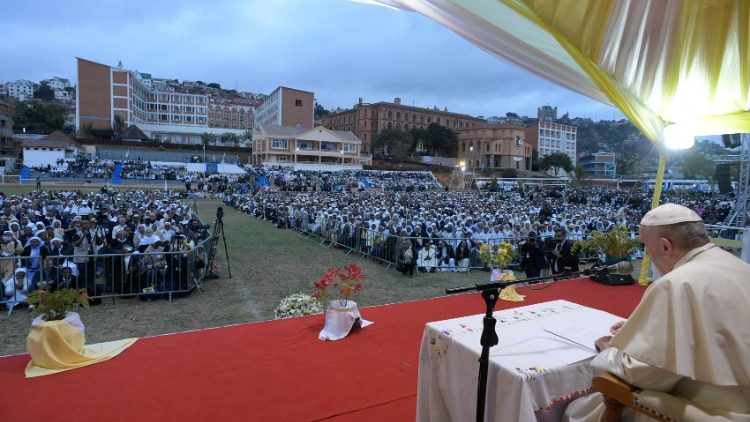 पुरोहितों और धर्मसंघियों को संबोधित करते हुए संत पापा 