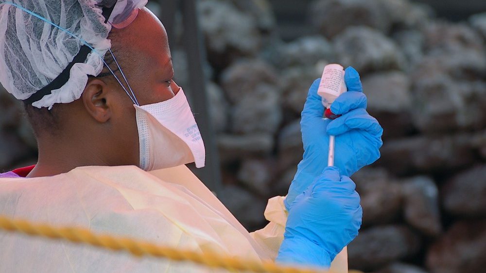 Operatrice sanitaria impegnata nei soccorsi contro Ebola