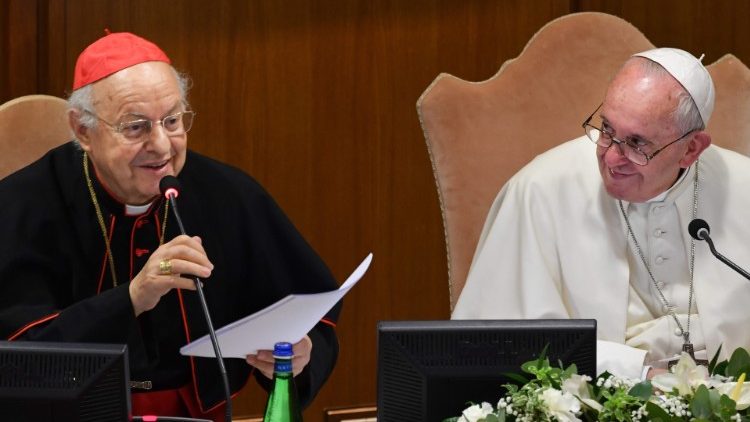 Le cardinal Baldisseri s'exprimant auprès du Pape François, le 7 octobre 2019 lors de l'ouverture du Synode.