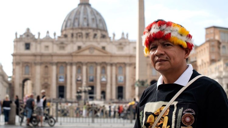 संत पेत्रुस महागिरजाघर के सामने अमाजोन सिनॉड में भाग लेने वाला एक आदिवासी