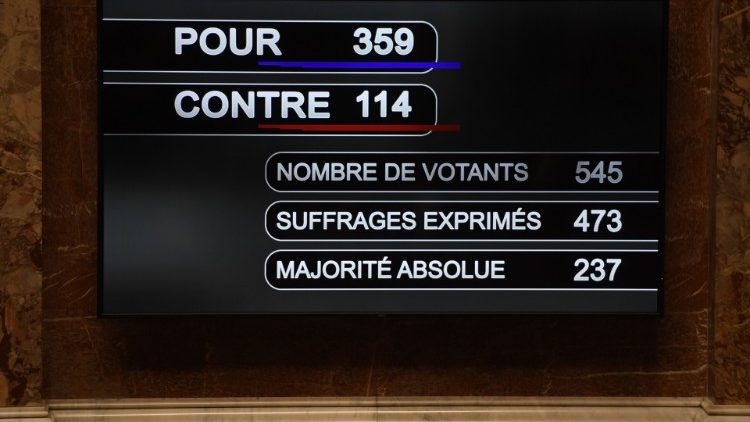 Francja: parlament za in vitro bez ojca, dobro dziecka pominięte