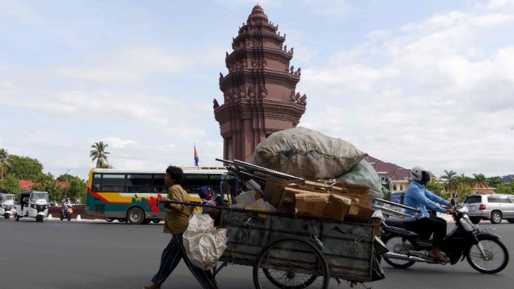 Devant le monument de l'Indépendance, à Phnom Penh, la capitale.