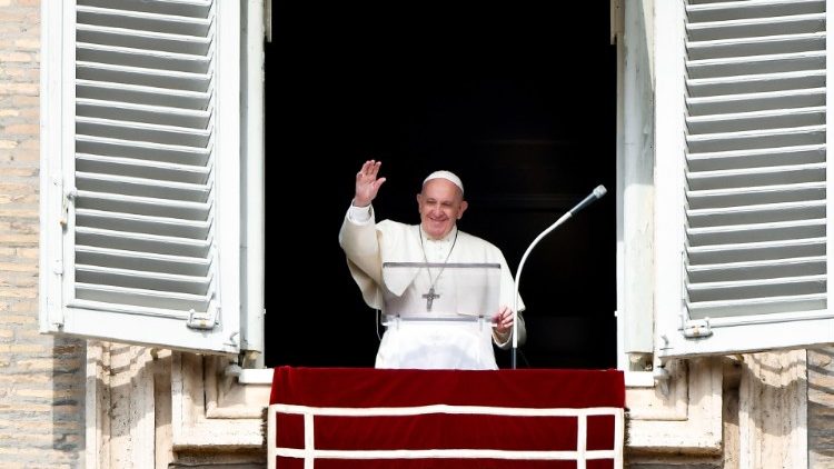 Папа падчас малітвы "Анёл Панскі" у Ватыкане