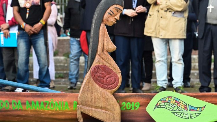 अमाजोन की प्रतिमा जिसको नदी में फेंक दिया गया है