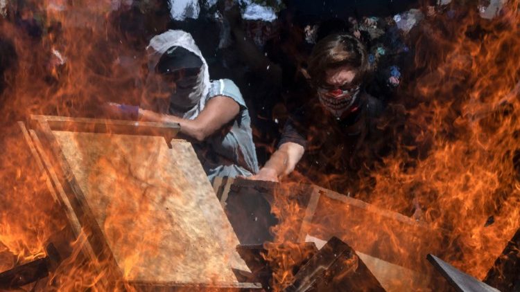 Demonstrators in Santiago on the 5th straight day of street violence