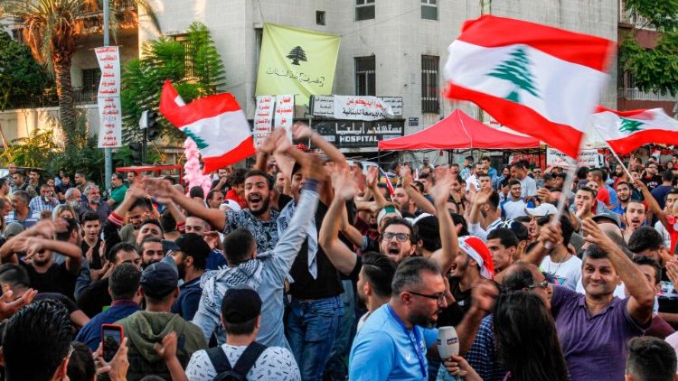 A manifestação nas ruas, desta vez, foi em comemoração à renúncia do primeiro-ministro