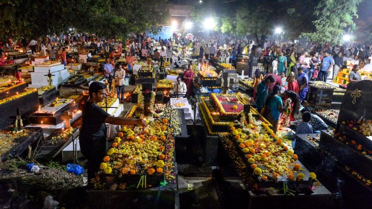 Katholischer Friedhof in Indien an Allerseelen, Archivbild