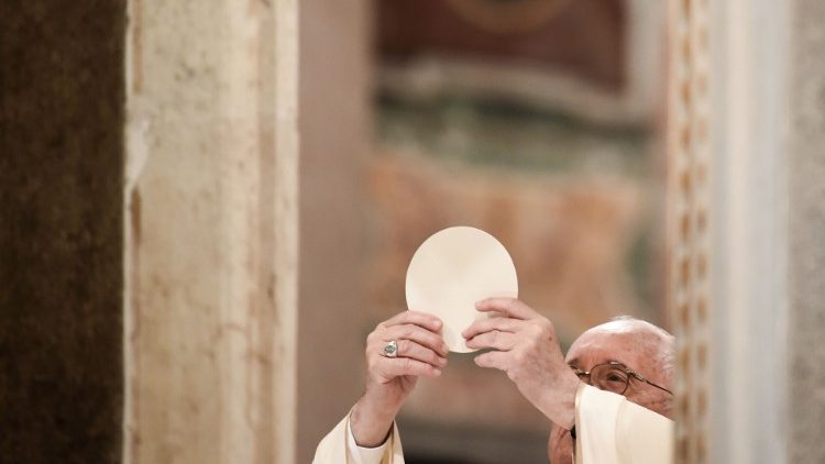Für eine Öffnung der konfessionellen Mahlfeiern für Christen aus der jeweils anderen Tradition plädiert ein gemeinsames Papier evangelischer und katholischer Theologen in Deutschland